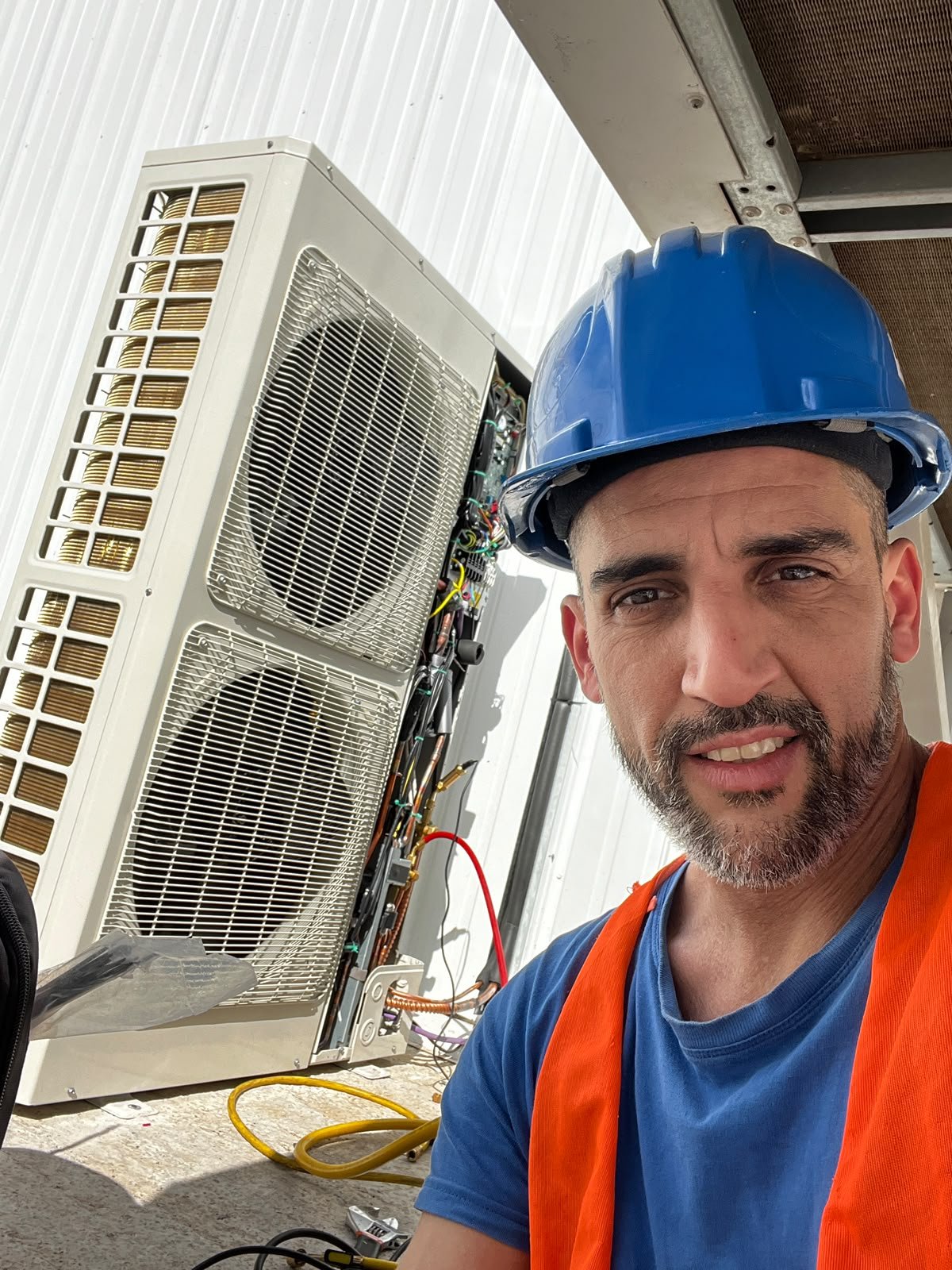 Germán Odierna trabajando en un equipo de aire acondicionado